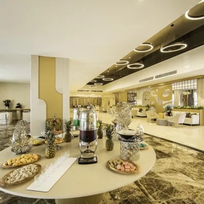 hall d'entrée avec table et comptoir d'accueil