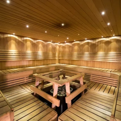 Grand sauna traditionnel en bois de l'Hôtel Sodankylä, espace bien-être et relaxation pour les clients en Laponie.
