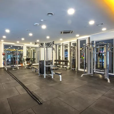 Une salle de sport équipée de nombreuses machines de musculation et d'équipements.