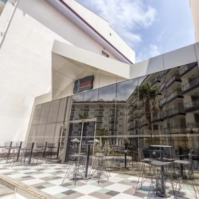 L'entrée moderne du « Lobby Bar » avec une façade entièrement vitrée.