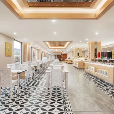 Une perspective du long buffet intérieur, mettant en avant la propreté de l'espace.