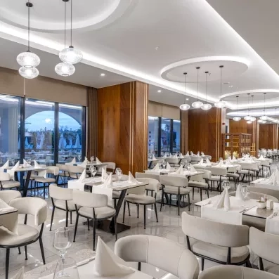 grande salle de restaurant classe aux tons blanc et gris