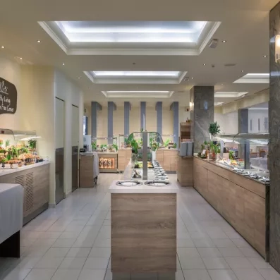 Buffet principal de l'hôtel avec variété de plats et desserts