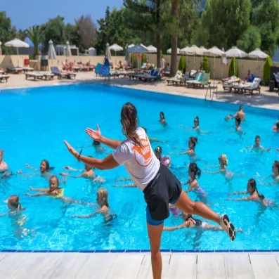 Activité amusante, aqua gym, ambiance familiale à la piscine