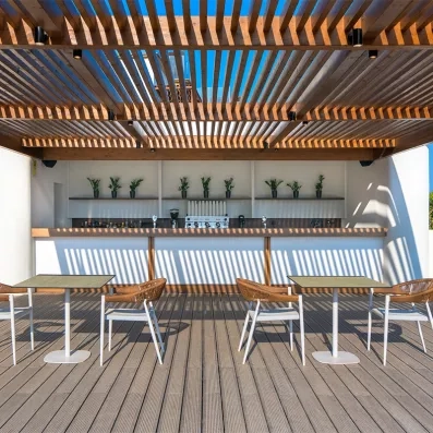 Bar avec comptoir, boissons fraiches, tables, chaises