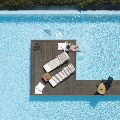 vue de haut d'un couple sur la piscine, relaxation, transats