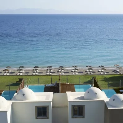 mer, plage, soleil, parasols, transats, palmier, sable dorée, bâtiment chambres