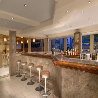 Bar de l'hôtel avec comptoir, boissons fraiches, bonne ambiance