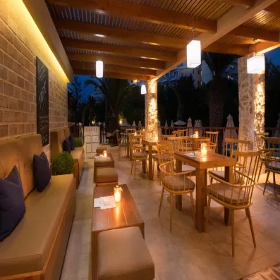 terrasse du restaurant extérieur avec ambiance intime et chaleureuse, chaises et tables 
