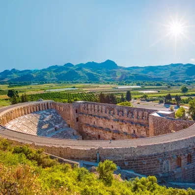 Théâtre antique d’Aspendos près d’Antalya, gradins monumentaux remarquablement conservés sur la Riviera turque.