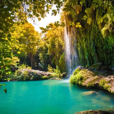 Cascade et bassins du parc naturel de Kurşunlu près d’Antalya, forêt ombragée et ambiance fraîche en Turquie.