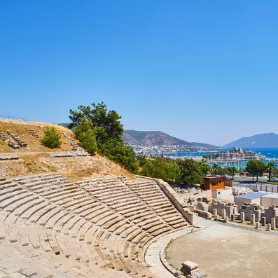 Amphithéâtre antique de Bodrum dominant la ville, vestige hellénistique avec vue sur la mer Égée.