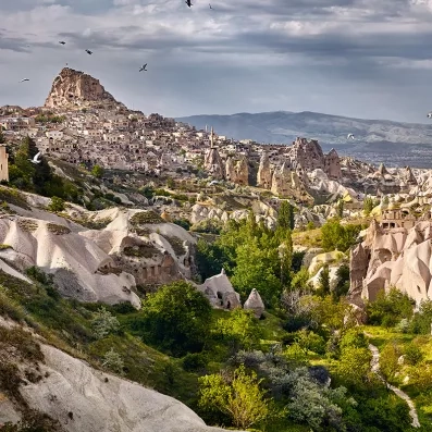 Château d’Uçhisar en Cappadoce, piton rocheux dominant les vallées et panoramas volcaniques de Turquie.