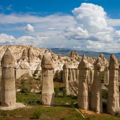 Vallée de l’Amour en Cappadoce, formations rocheuses spectaculaires et sentiers de randonnée au cœur de la Turquie.