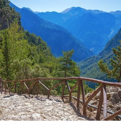 Point de vue aménagé dans les gorges de Samaria en Crète, sentier de randonnée, montagnes verdoyantes et reliefs escarpés.