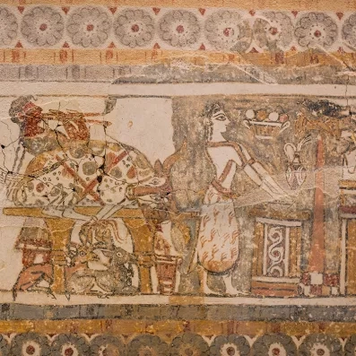 Fresque minoenne au musée archéologique d’Héraklion en Crète, scène antique peinte et motifs décoratifs historiques.