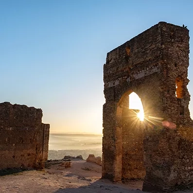 Tombeaux mérinides à Fès, ruines sur les hauteurs offrant une vue panoramique sur la médina et le Maroc ancien