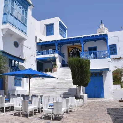 le café des nattes à Sidi bou Said, bâtisse blanche avec portes et fenêtres bleus architecture typique
