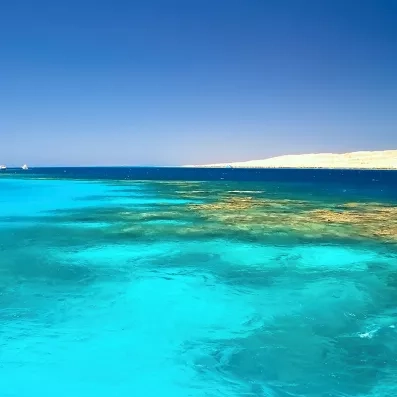 Eaux turquoise et récifs coralliens à Mahmya Beach près d’Hurghada, plage de rêve en mer Rouge pour détente