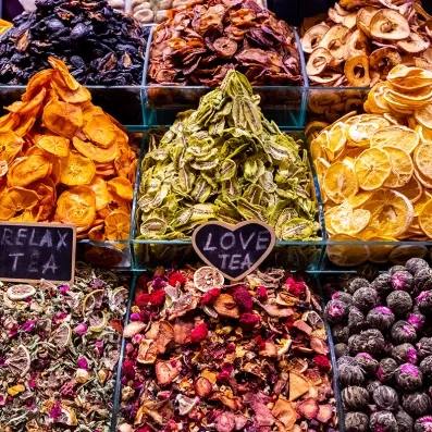 Bazar Égyptien d’Istanbul, étals d’épices et douceurs orientales, immersion sensorielle dans la culture turque.