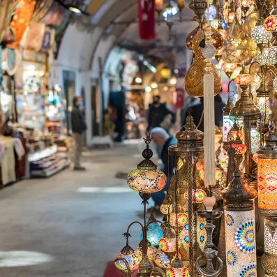 Grand Bazar d’Istanbul avec ses allées couvertes et boutiques d’artisanat, marché emblématique de Turquie.