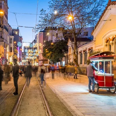 Avenue Istiklal à Istanbul, rue piétonne animée entre boutiques, cafés et tramway historique.