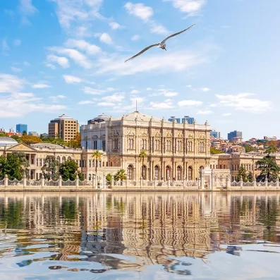 Palais de Dolmabahçe à Istanbul, façade néo‑classique en bord du Bosphore, résidence impériale ottomane.
