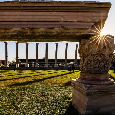 Agora de Smyrne à Izmir, ruines antiques au cœur de la ville moderne sur la côte égéenne de Turquie.