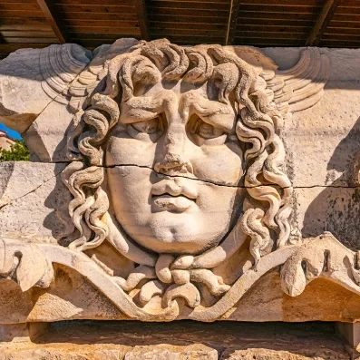 Sculpture antique de Méduse près de Didymes, vestige archéologique remarquable lors d’un circuit en Turquie.