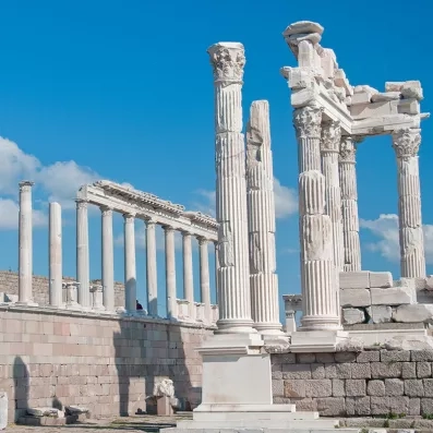 Acropole de Pergame dominant la plaine égéenne, vestiges antiques impressionnants à visiter en Turquie.