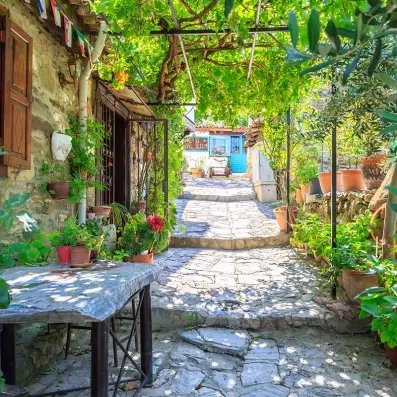 Village de Şirince près d’Izmir, maisons traditionnelles et vignobles sur les collines de la côte égéenne.
