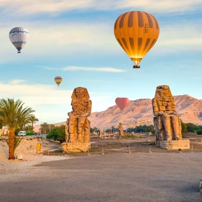 Colosses de Memnon à Louxor au lever du soleil, statues monumentales de l’Égypte antique sur la rive ouest du Nil