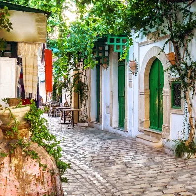 Médina de Mahdia, ruelles traditionnelles, maisons blanches et ambiance typique de la côte tunisienne