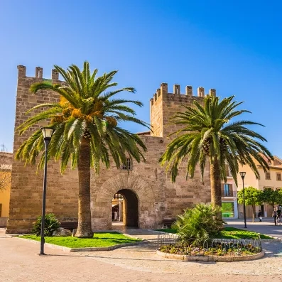 Vieille ville d’Alcúdia à Majorque, remparts médiévaux, ruelles pittoresques et ambiance méditerranéenne