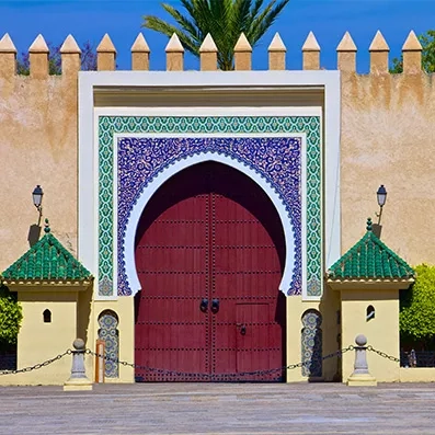 Porte monumentale de Fès au Maroc, mosaïques traditionnelles et architecture arabo-andalouse
