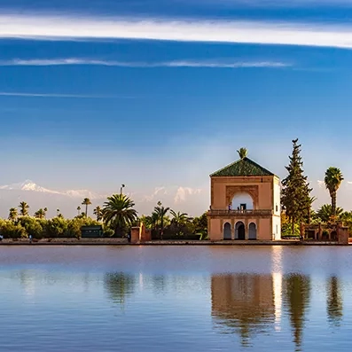 Pavillon de la Ménara à Marrakech, bassin reflétant l’Atlas et jardins emblématiques