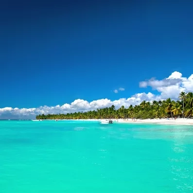 Excursion vers l’île Saona depuis Punta Cana, lagons turquoise et plages sauvages préservées.