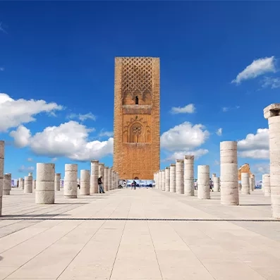 Tour Hassan à Rabat, minaret inachevé du XIIe siècle entouré de colonnes, monument emblématique du patrimoine marocain.