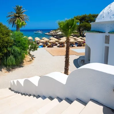 Plage de Kallithea à Rhodes, eaux turquoise, rochers et bains thermaux historiques dans un décor naturel préservé