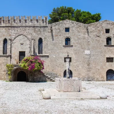 Musée archéologique de Rhodes, collections antiques grecques et médiévales dans l’ancien hôpital des chevaliers