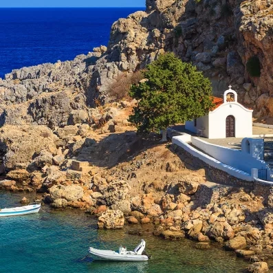 Plage Saint-Paul à Lindos, eau cristalline et criques protégées, idéale pour la baignade et le snorkeling à Rhodes