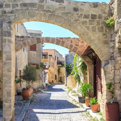 Vieille ville de Rhodes, ruelles pavées, arches en pierre et atmosphère médiévale au cœur du patrimoine historique grec