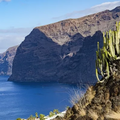 Falaises de Los Gigantes à Tenerife plongeant dans l’Atlantique, paysages volcaniques spectaculaires et mer bleu profond.