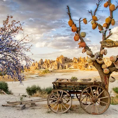 Paysages de Cappadoce avec cheminées de fées et vallées rocheuses, une charette en premier plan, site naturel unique à découvrir lors d’un circuit en Turquie.
