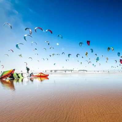 Plage d’Essaouira idéale pour le kitesurf et les balades, longue étendue de sable face à l’océan Atlantique au Maroc.