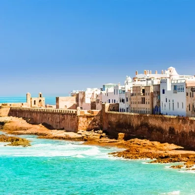 Remparts d’Essaouira face à l’océan Atlantique, médina classée et ambiance maritime au Maroc