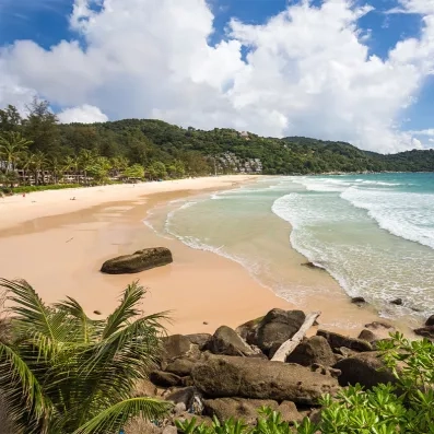 Plage de Kata Noi à Phuket, sable fin et mer turquoise