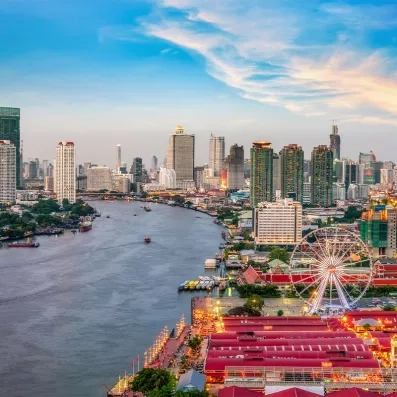 Vue panoramique de Bangkok au coucher du soleil, gratte-ciel, fleuve Chao Phraya et ambiance urbaine de la capitale thaïlandaise
