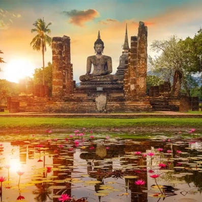 Parc historique de Sukhothai en Thaïlande, ruines de temples anciens, statues de Bouddha au coucher du soleil et patrimoine classé UNESCO