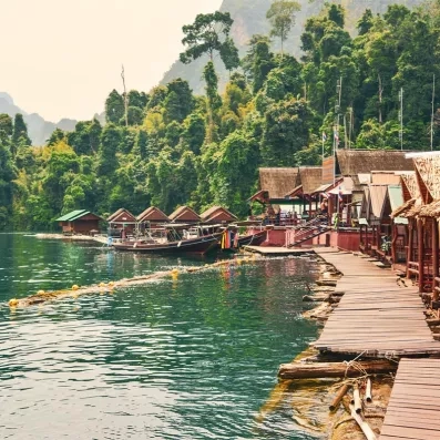 Parc national de Khao Sok, jungle tropicale et falaises calcaires, maisons en bois sur pilotis
